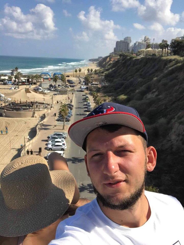 Был одет в черную куртку и серые спортивные кроссовки Был одет в черную куртку и серые спортивные кроссовки