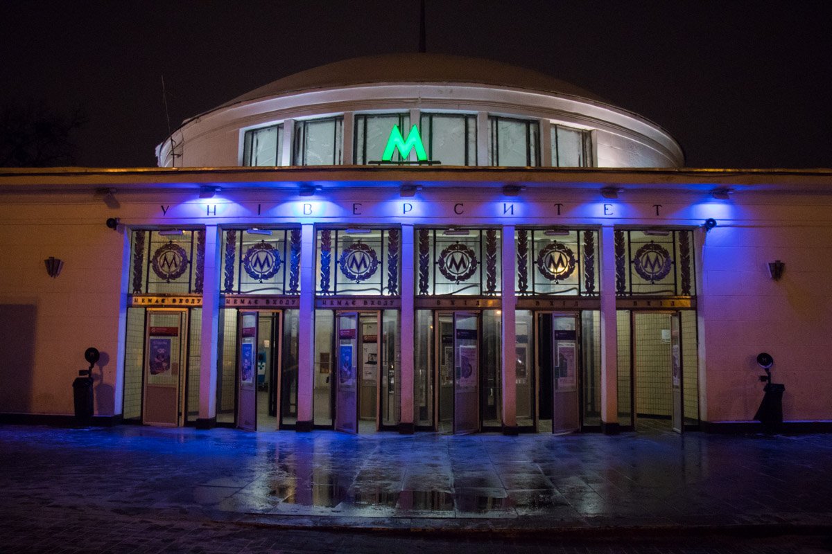 В четверг, 10 января, в Киеве возле станции метро "Университет" неизвестный с ножом напал на бездомного В четверг, 10 января, в Киеве возле станции метро "Университет" неизвестный с ножом напал на бездомного