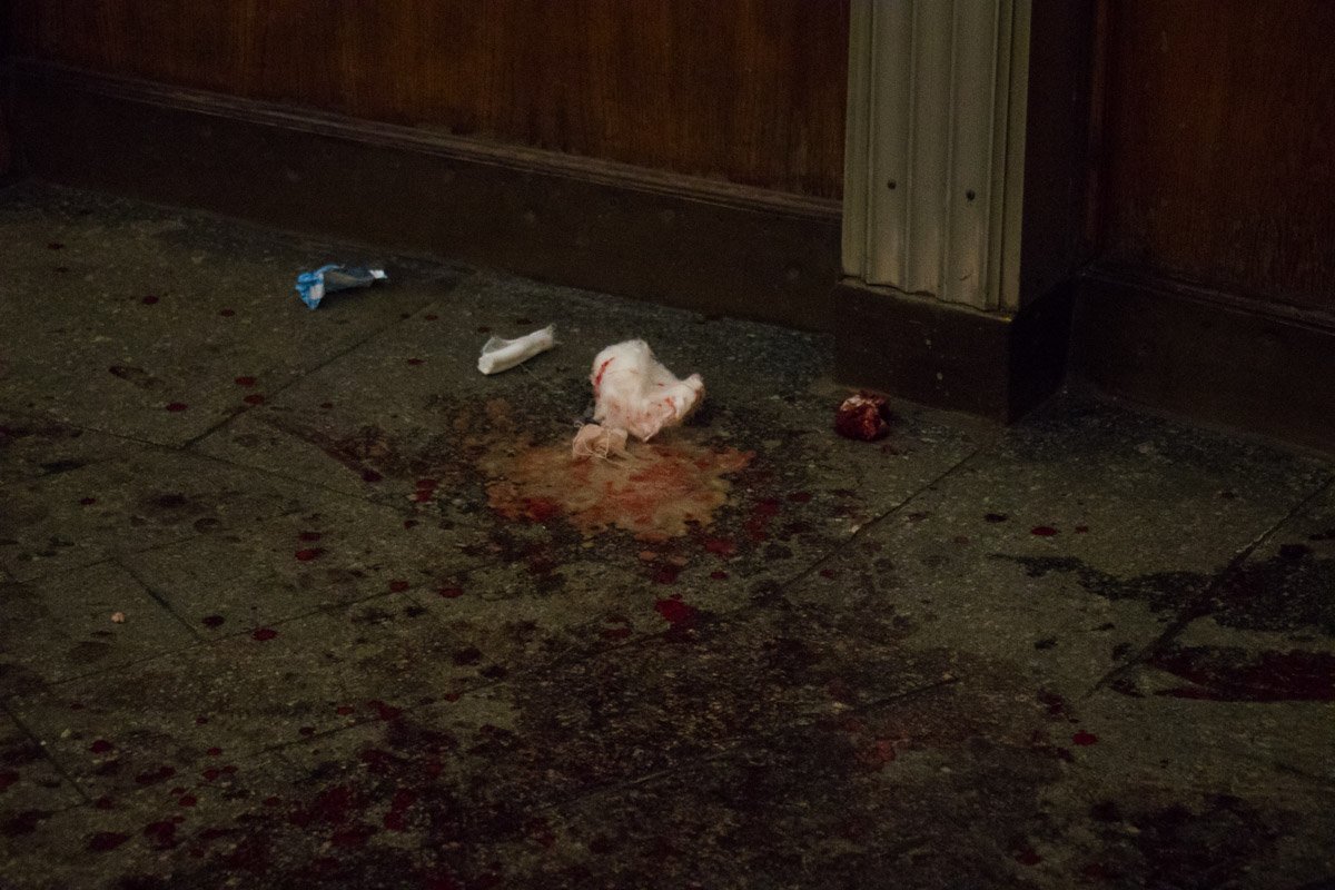 Сотрудники метрополитена оказали ему первую помощь, а дежурный полицейский вызвал "скорую" и патрульных Сотрудники метрополитена оказали ему первую помощь, а дежурный полицейский вызвал "скорую" и патрульных