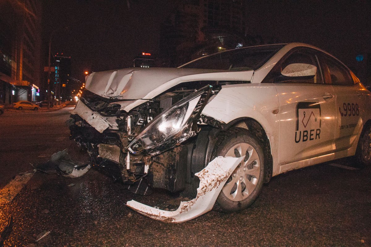11 января, на площади Победы произошло ДТП с участием такси Uber Hyundai Accent и BMW