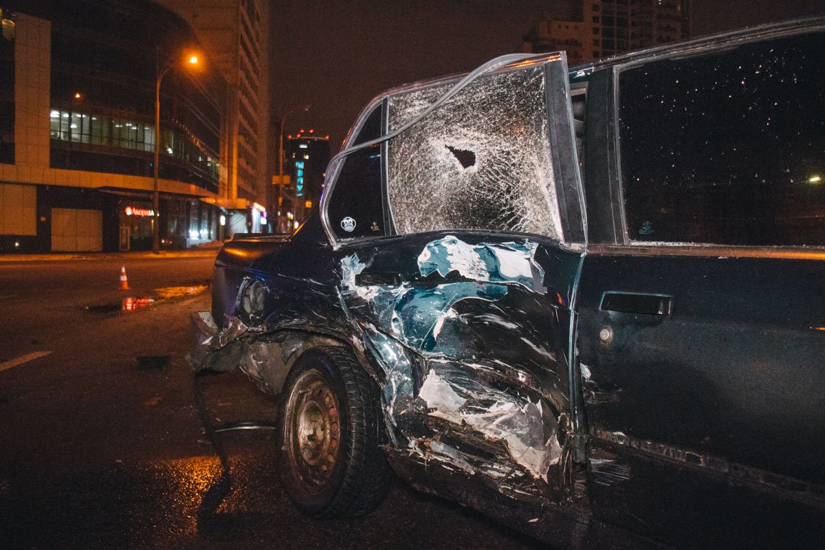 Водитель "немца" выезжал с улицы Саксаганского и на площади не заметил, как ему на встречу едет Hyundai