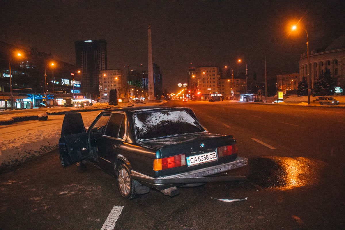 От удара обе машины развернуло, их запчасти разлетелись по всей дороге