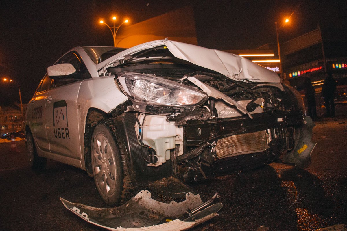 В такси была девушка-пассажир, она не пострадала