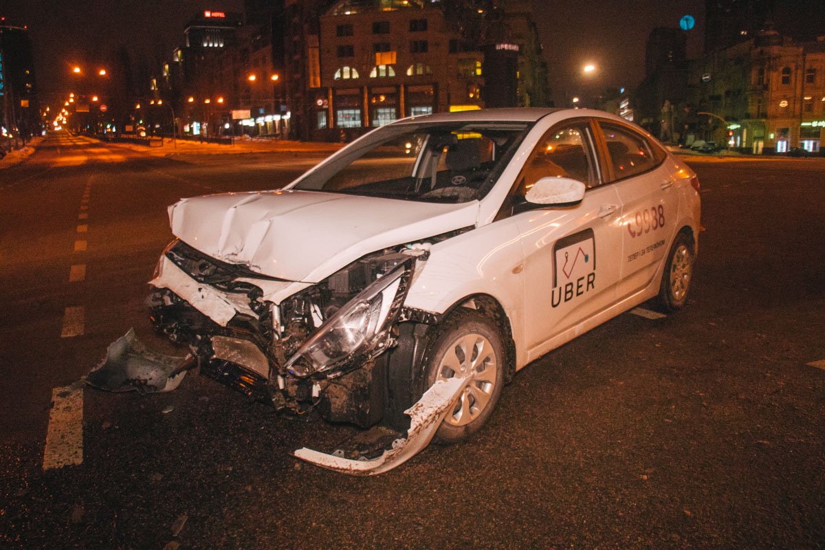 Оба водителя утверждают, что ехали на зеленый свет светофора. 