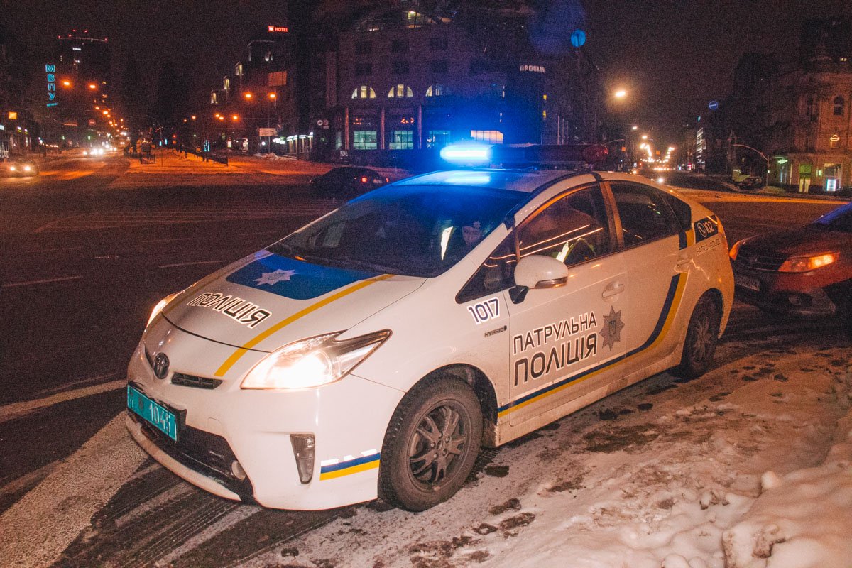 На месте происшествия работал полицейский патруль и следственно-оперативная группа