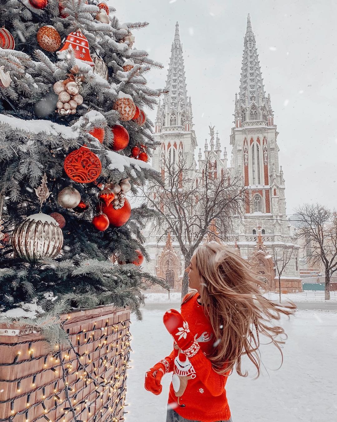 Пока впереди нас ждут еще полтора месяца зимы, не упустите возможность сфотографироваться возле костела - весь в снегу он и правда похож на сказочный замок - @lyubimaya_uliya Пока впереди нас ждут еще полтора месяца зимы, не упустите возможность сфотографироваться возле костела - весь в снегу он и правда похож на сказочный замок - @lyubimaya_uliya