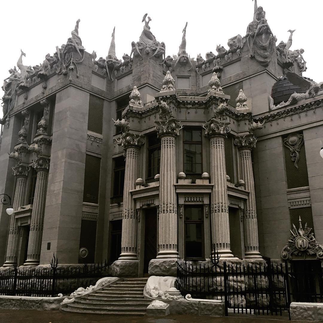 Дом с химерами выглядит монументально и очень фактурно - @zakgenia Дом с химерами выглядит монументально и очень фактурно - @zakgenia