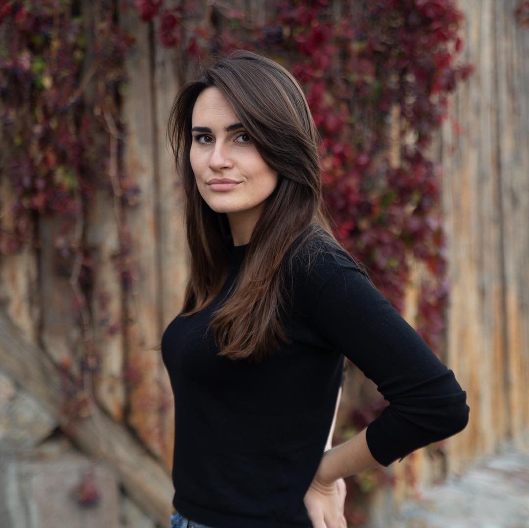 Конечно, дополнительно играет на руку стене и растительность, которая не только разбавляет фон, но и добавляет немного уюта - @viktoriia_tan Конечно, дополнительно играет на руку стене и растительность, которая не только разбавляет фон, но и добавляет немного уюта - @viktoriia_tan