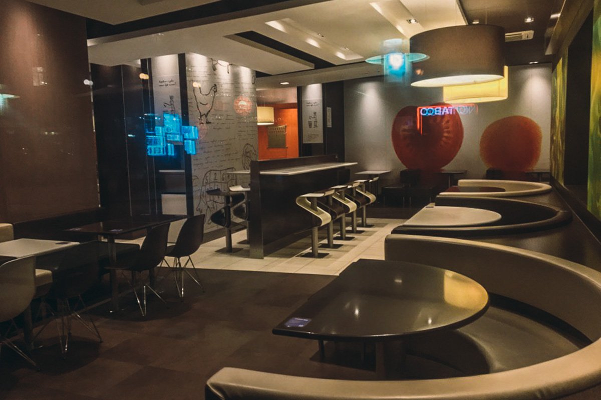 Пустой ресторан в центре Киева в пятницу вечера - непривычное зрелище