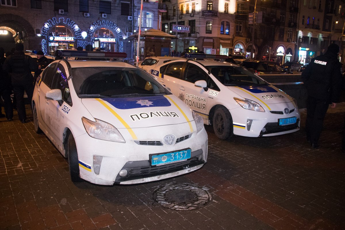 Первыми на место прибыли экипажи патрульной полиции