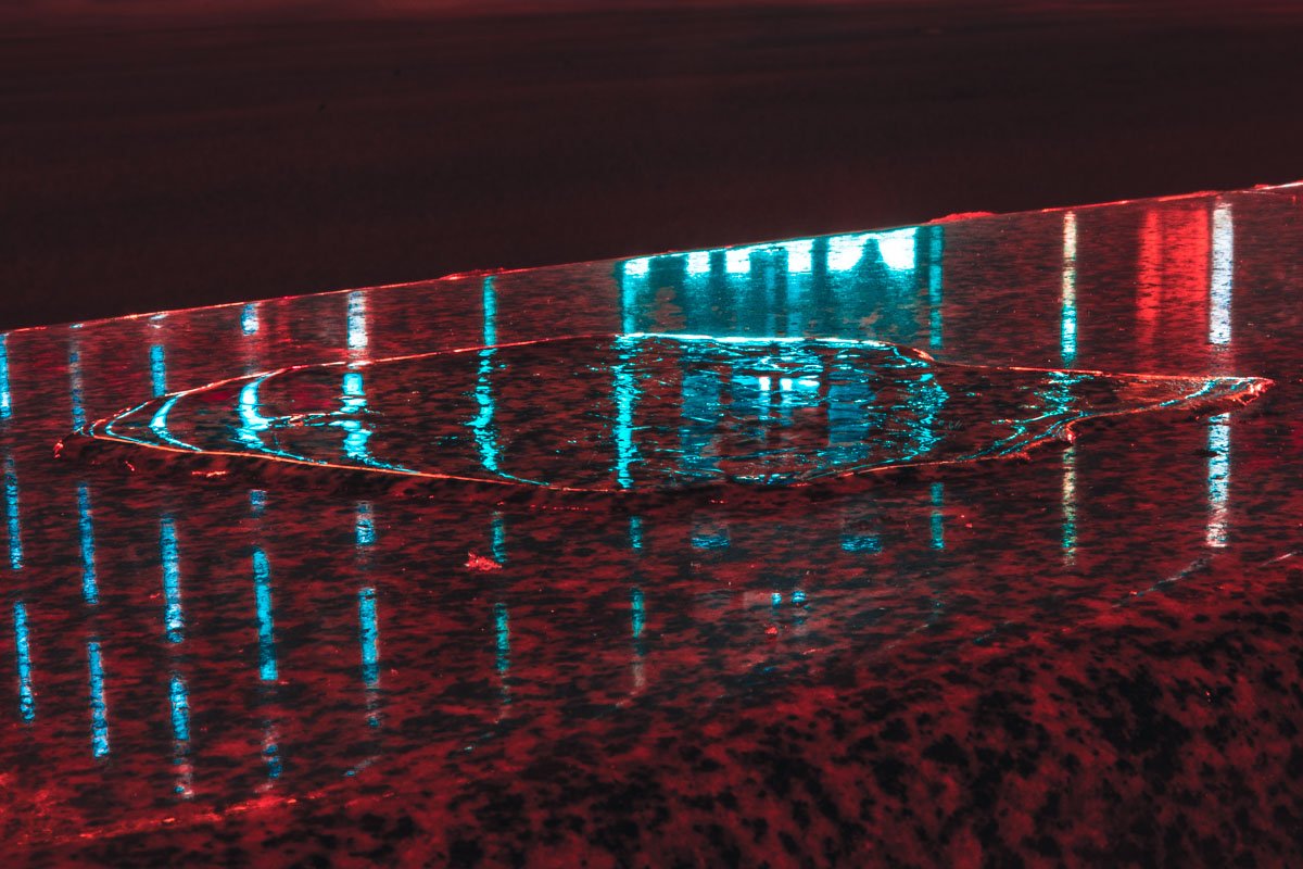 А в ледяном мраморе даже можно рассмотреть свое отражение