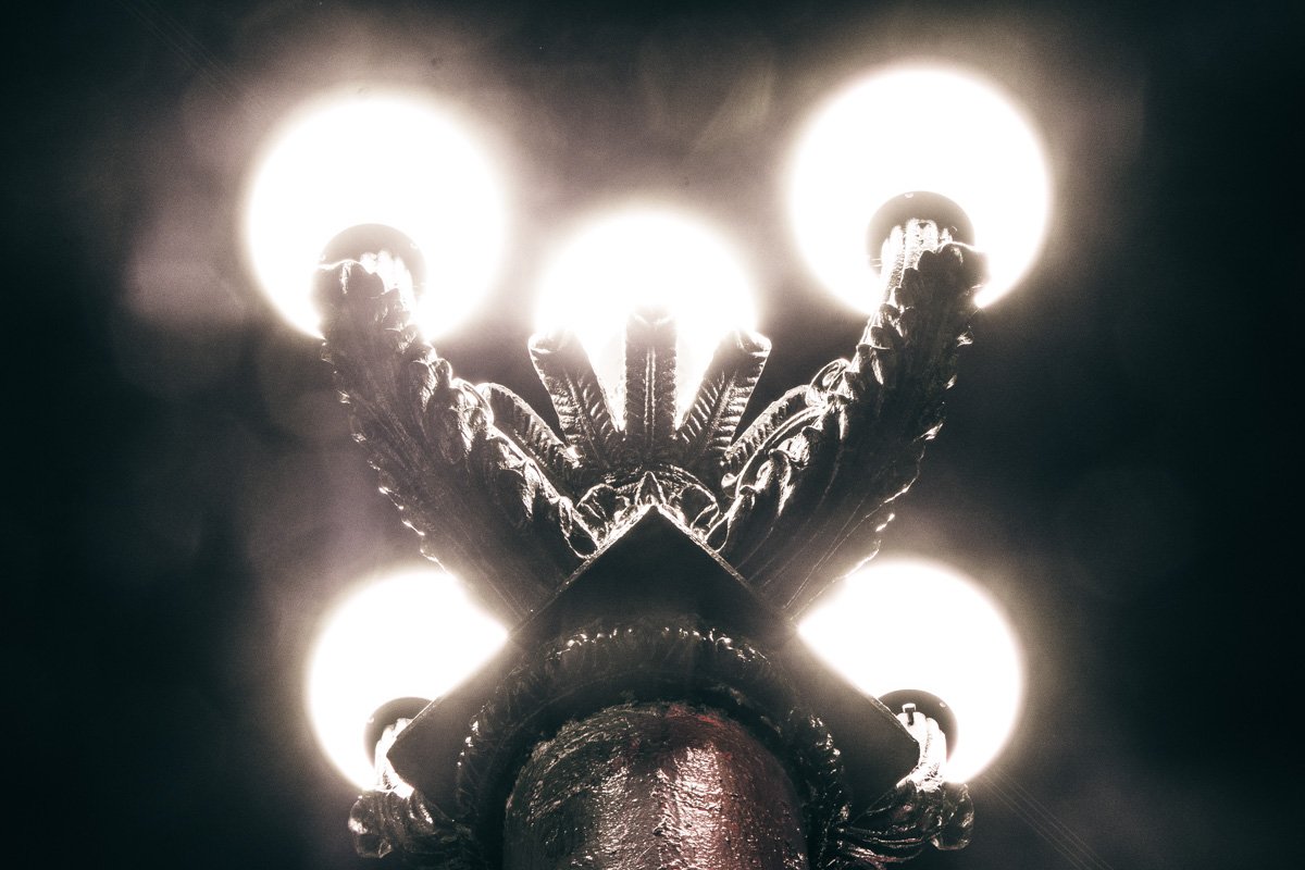 А свет фонарей такой холодный, что даже взгляд от него леденеет