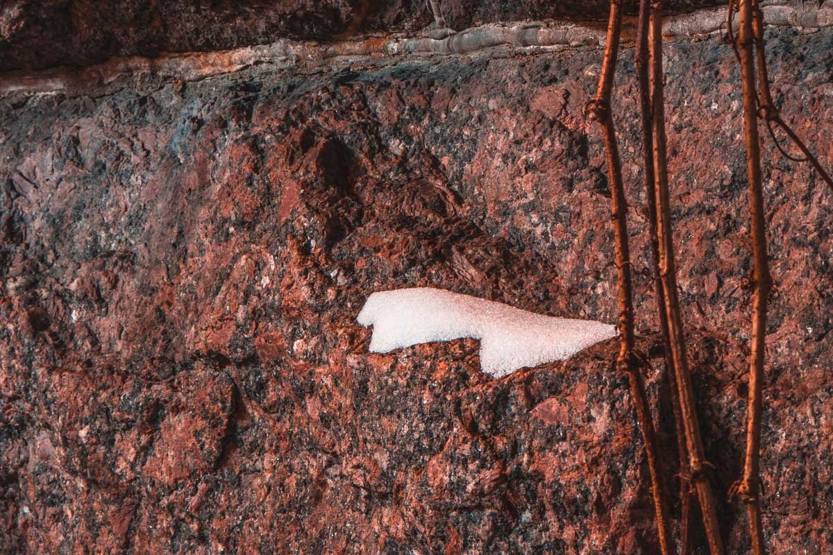 Наверное,этой горсточке снега очень одиноко на таком грубом и печальном камне