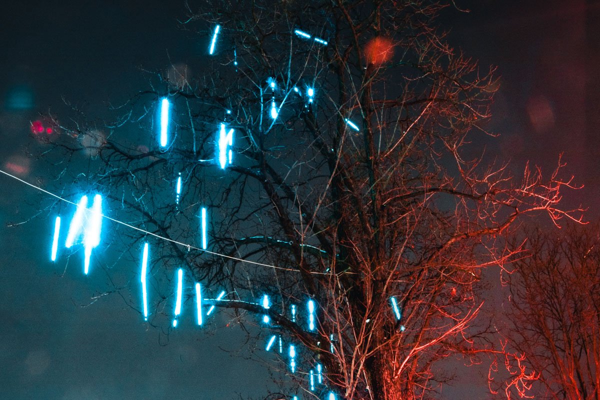 Будто маленькие инопланетные капсулы спускаются на Землю