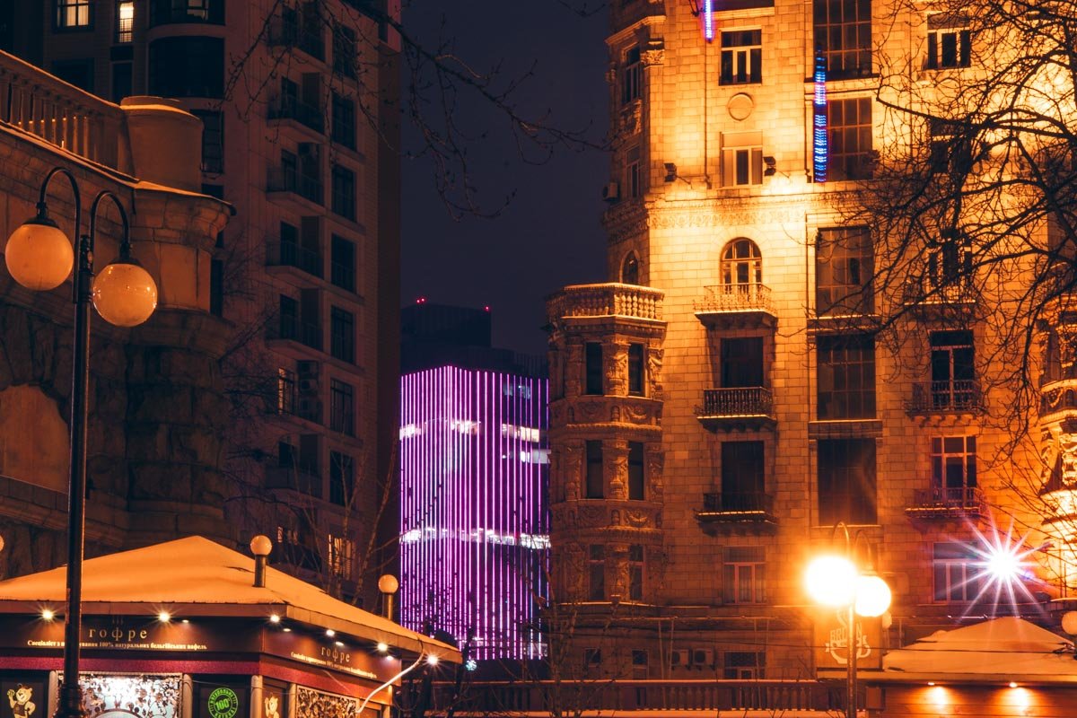 Современная архитектура переплетается со старыми и величественными домами