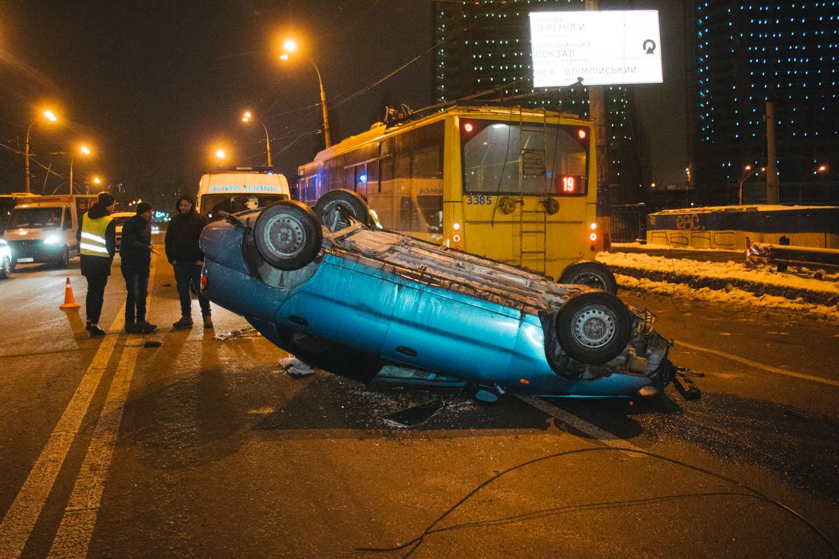 Daewoo Lanos зацепился за свисавший на проезжую часть электрический кабель и перевернулся