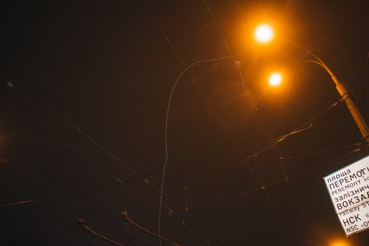 Он не заметил электрический кабель, который свисал на дорогу