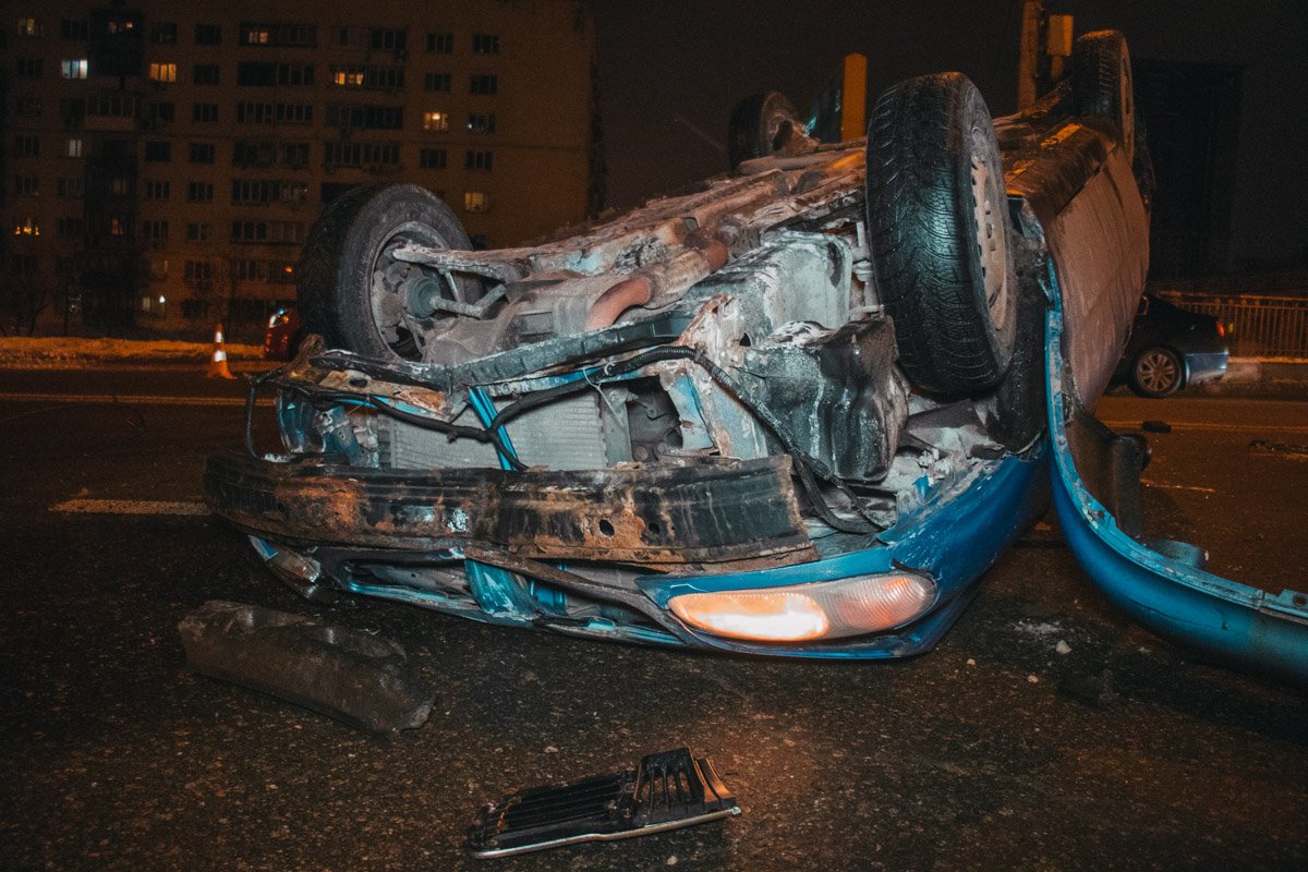 Машина зацепилась за него и перевернулась