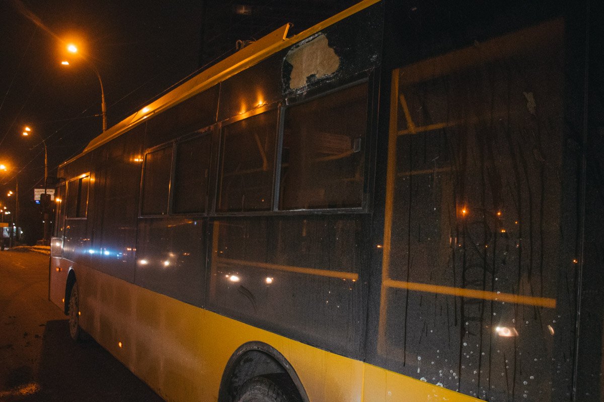 Часть бампера Daewoo оказалась на крыше общественного транспорта