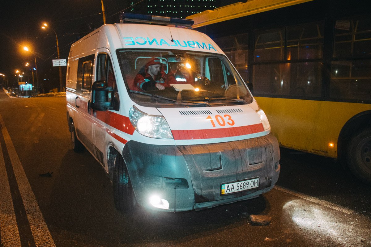 Он получил травмы головы и был госпитализирован