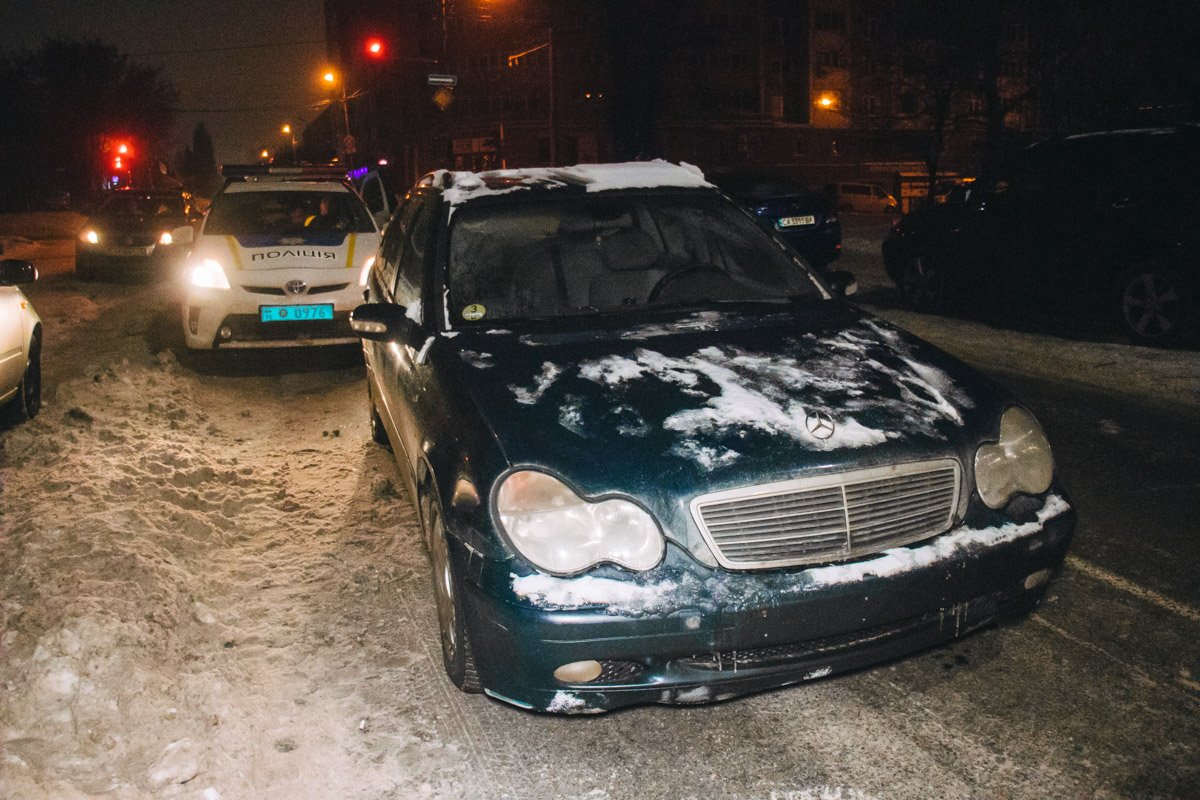 Они подали водителю знак, чтоб он остановил машину, но тот в свою очередь набрал скорость и попытался скрыться от полицейских