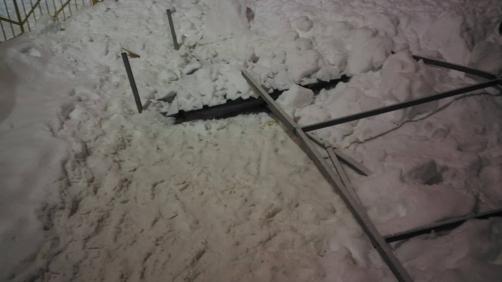 В Харькове в недостроенном торговом павильоне произошел обвал крыши