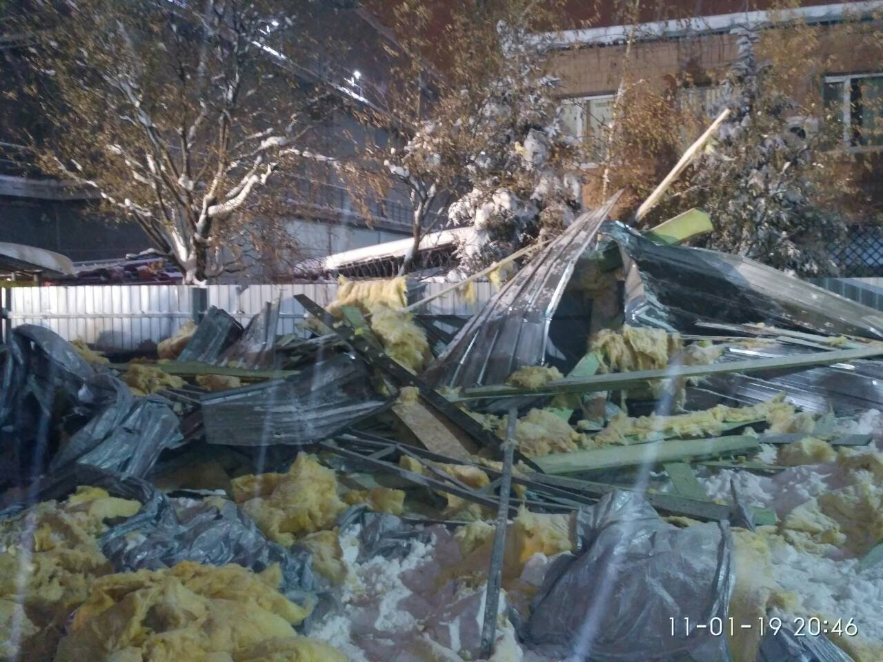 По данным местных СМИ, причиной обвала стало давление снега на крышу киоска