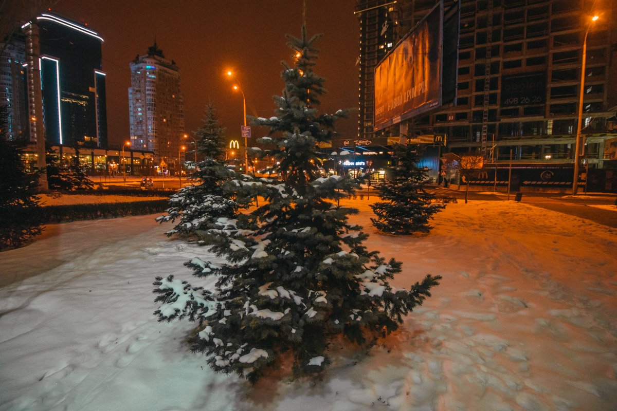 По Минской площади приятно прогуливаться в любое время суток