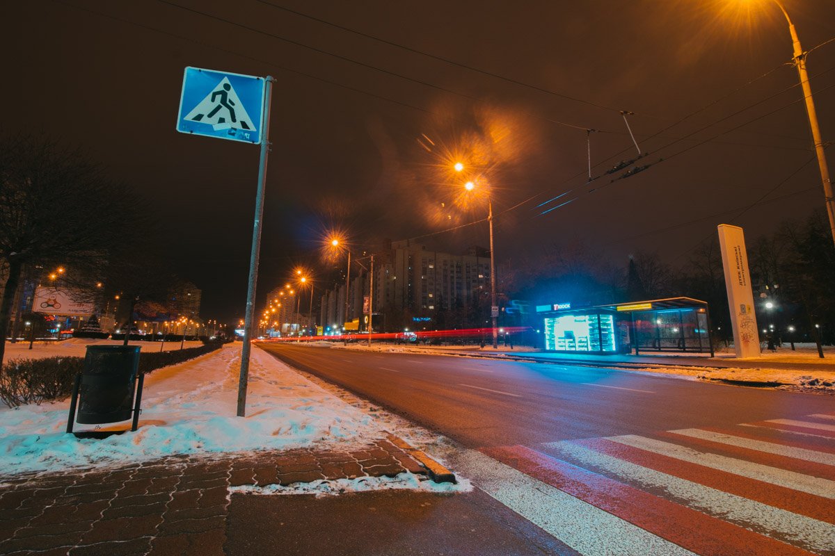 Под светом фонарей Оболонь смотрится действительно зачаровывающе 