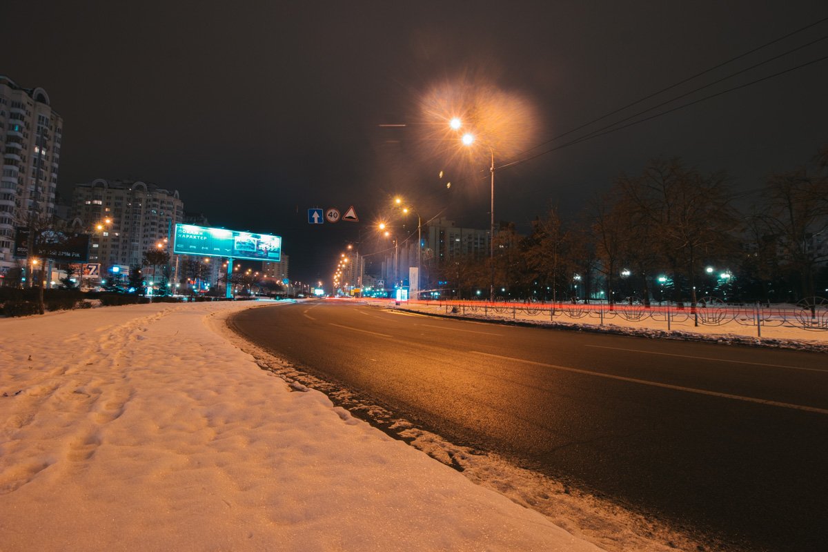 С этого ракурса открывается вид с перспективой на всю длину улицы