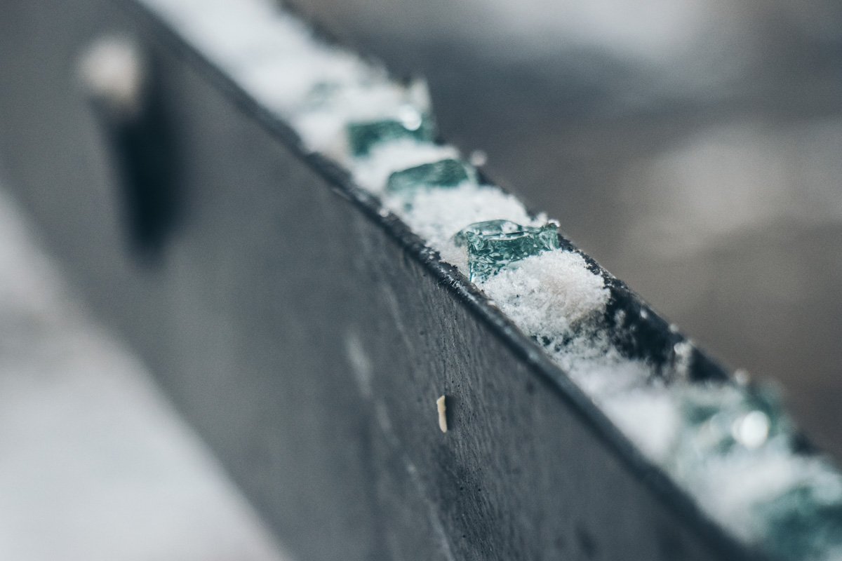 Ночью весь тротуар возле конструкции был усыпан мелкими осколками Ночью весь тротуар возле конструкции был усыпан мелкими осколками