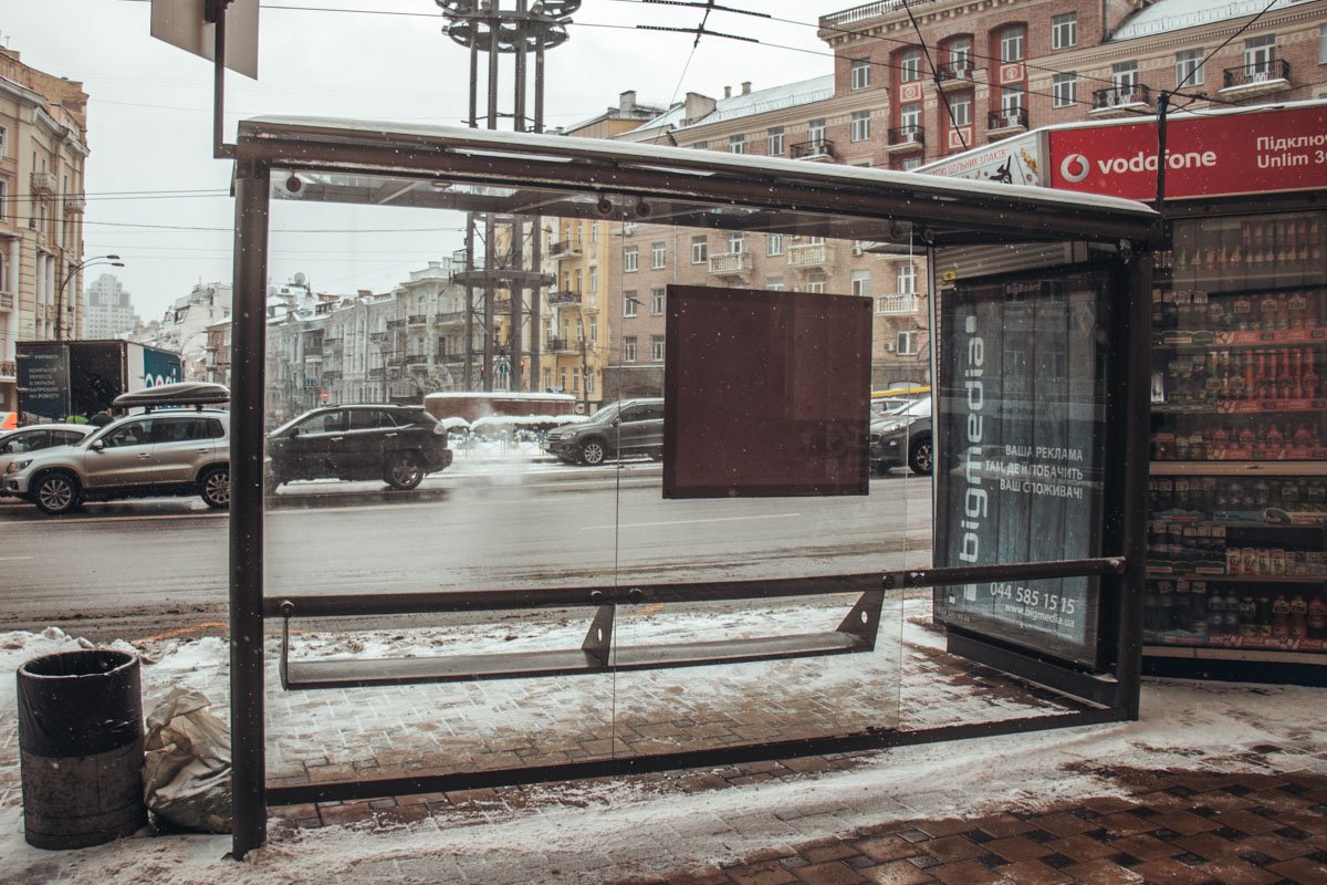 Кто и зачем разбил недавно установленное стекло — неизвестно Кто и зачем разбил недавно установленное стекло — неизвестно