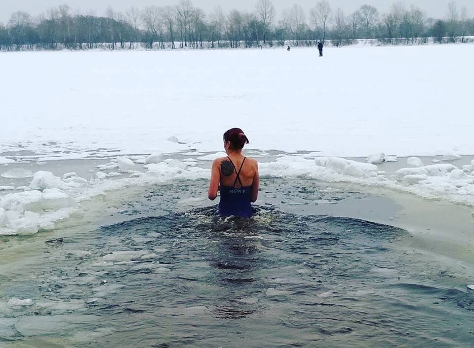 19 января все верующие обмениваются поздравлениями, весело отмечают и купаются в холодных водоемах