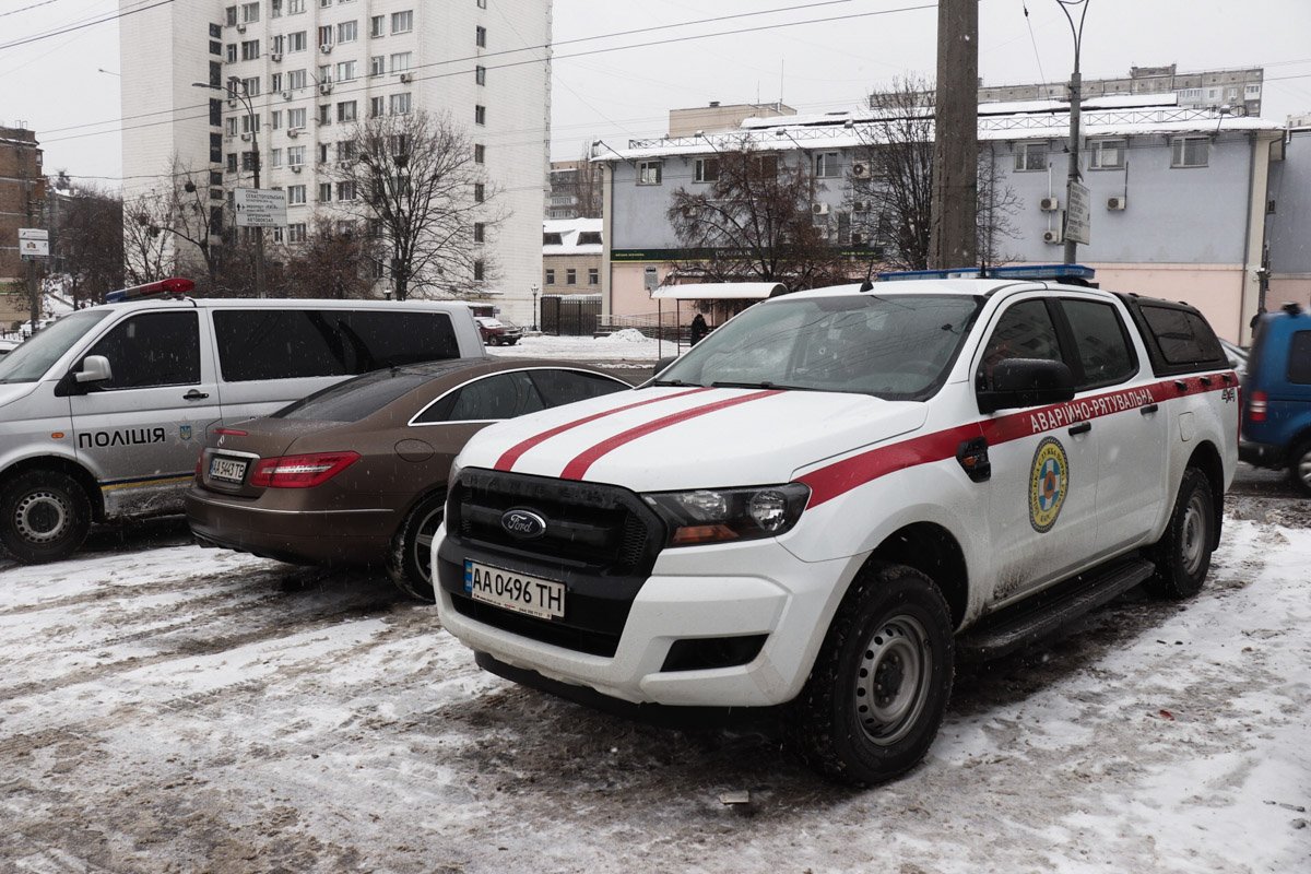 На месте происшествия находятся полицейские, медики и спасатели