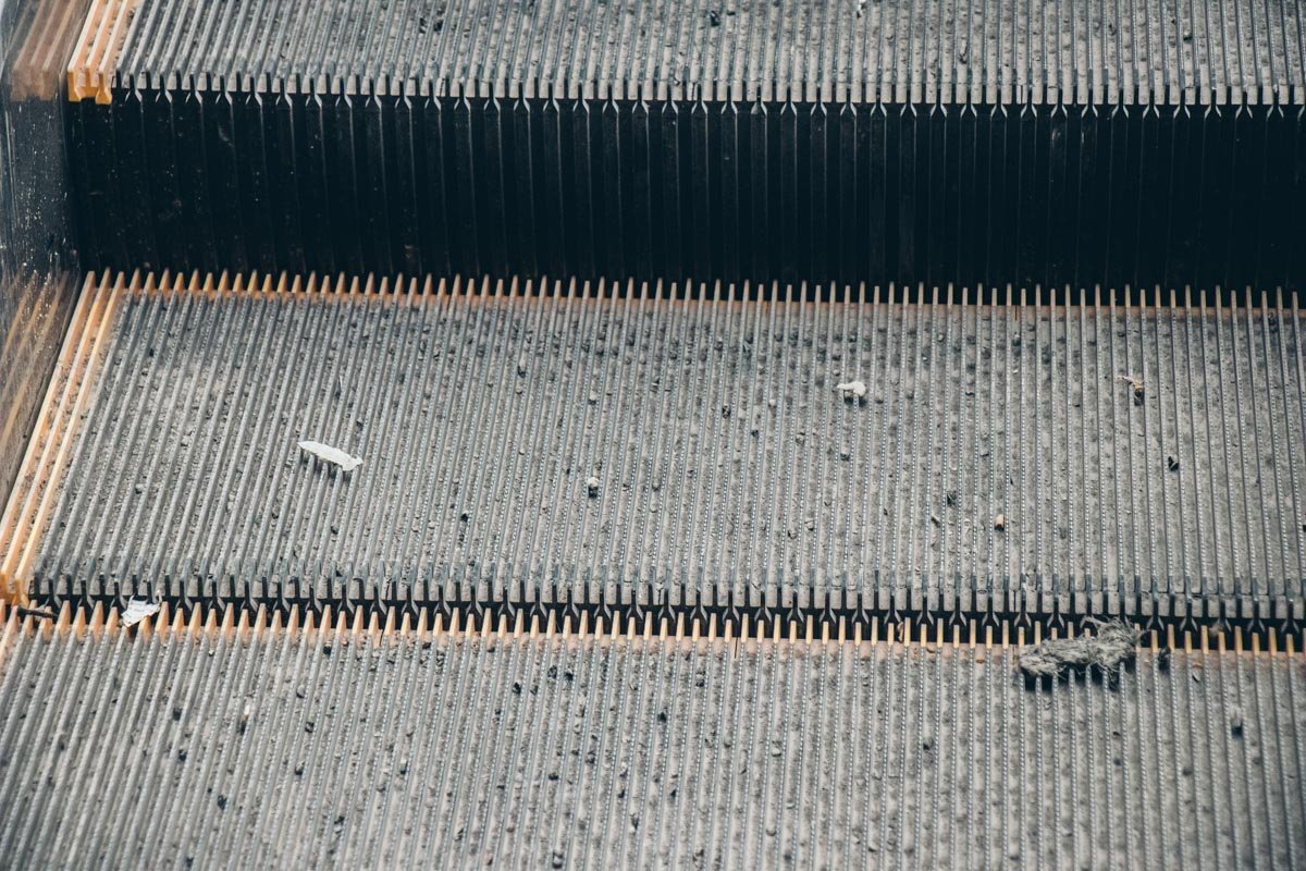 Осколки рассыпались на несколько этажей