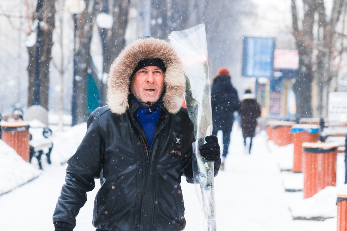 Спешу к любимой с цветами. Просто так, без повода! Спешу к любимой с цветами. Просто так, без повода!