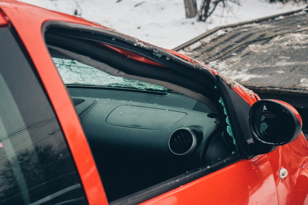 Водитель красного Citroen C1 не справилась с управлением и вылетела с дороги Водитель красного Citroen C1 не справилась с управлением и вылетела с дороги