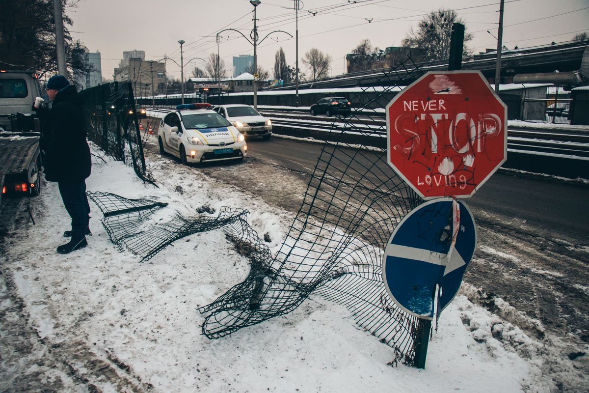 Машина снесла ограждение и перевернулась Машина снесла ограждение и перевернулась