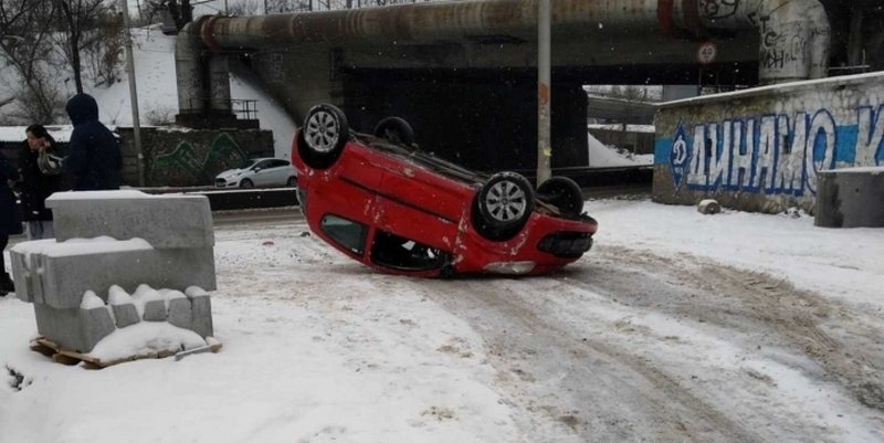 В результате авто перевернулось. Фото - очевидцы В результате авто перевернулось. Фото - очевидцы