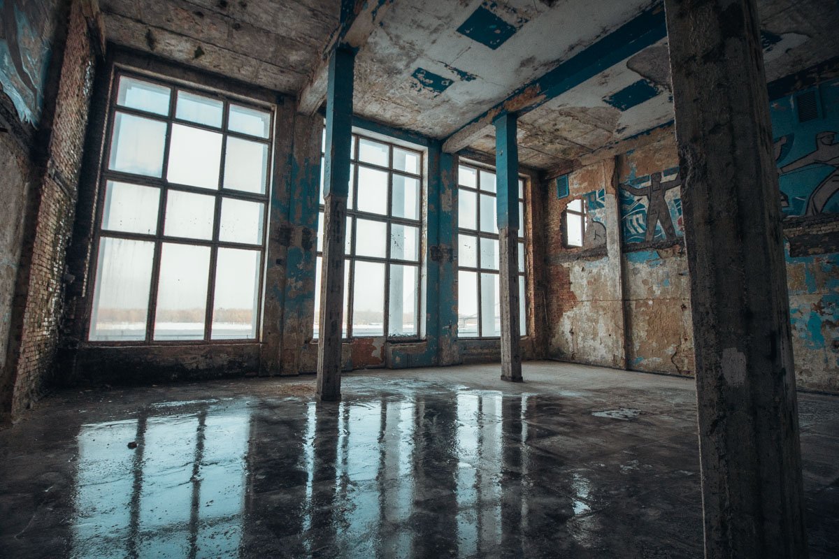 Здание, где некогда бурлила жизнь, сейчас находится в плачевном состоянии и ожидает реконструкции