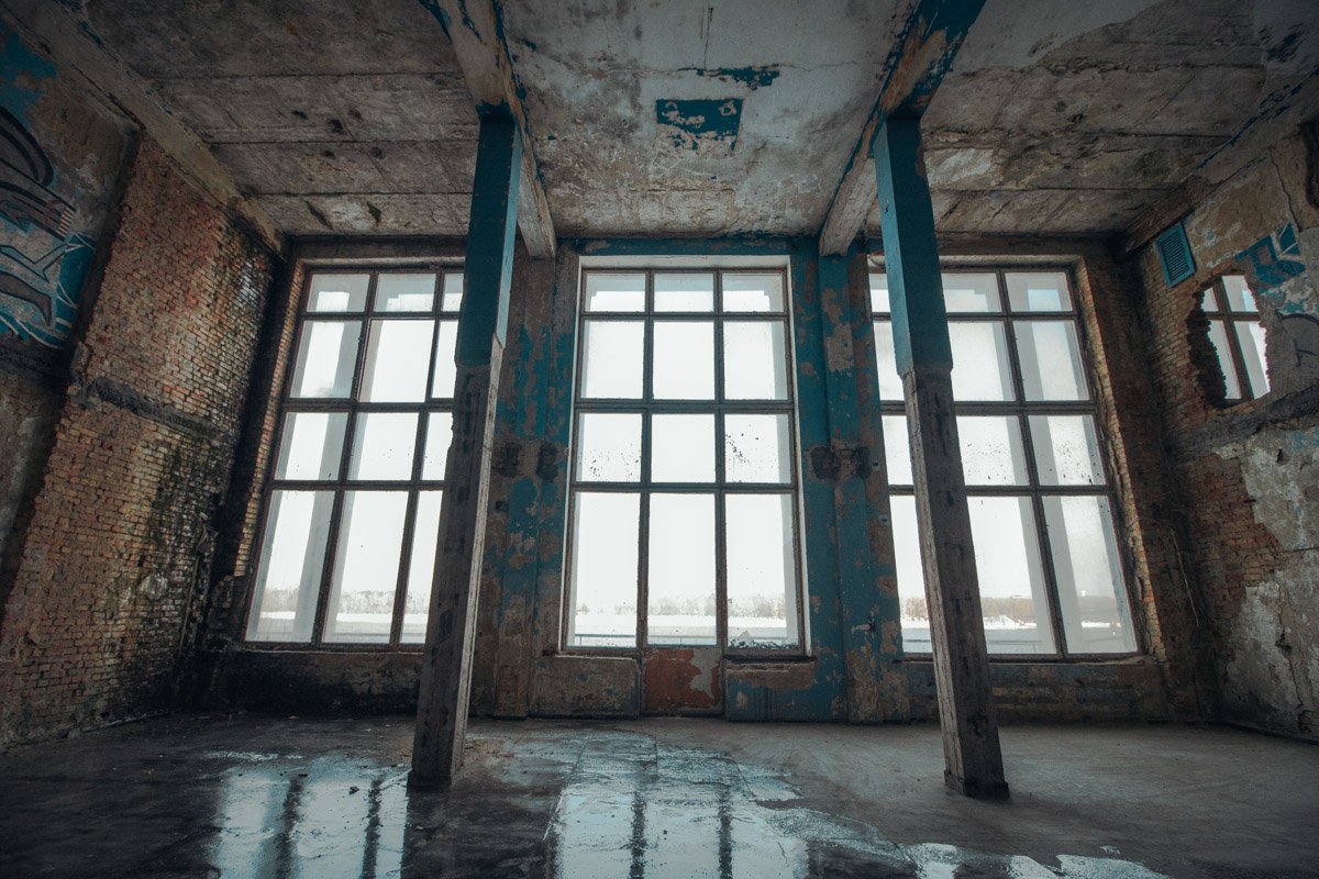 Сейчас помещения Речного вокзала скорее напоминают декорации к фильму-катастрофе