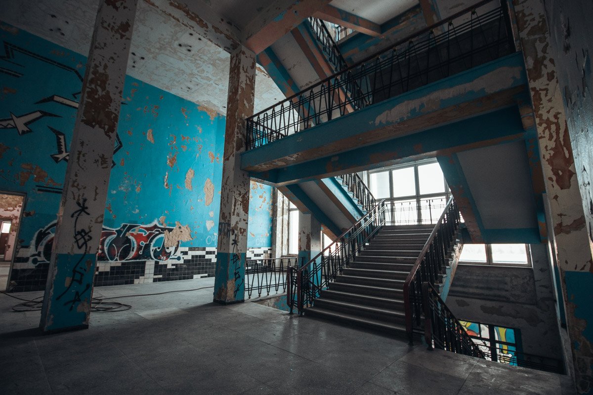 Обветренные стены комнат Речного вокзала расписаны уличными художниками