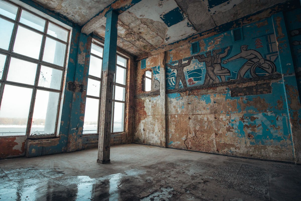 На холодный пол стекает вода с протекающего потолка