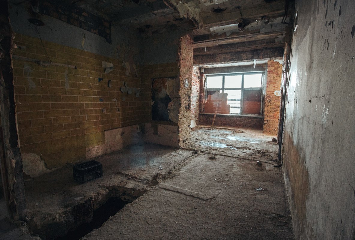 Помещения, с растрескавшейся на стенах краской, кажутся такими хрупкими, 