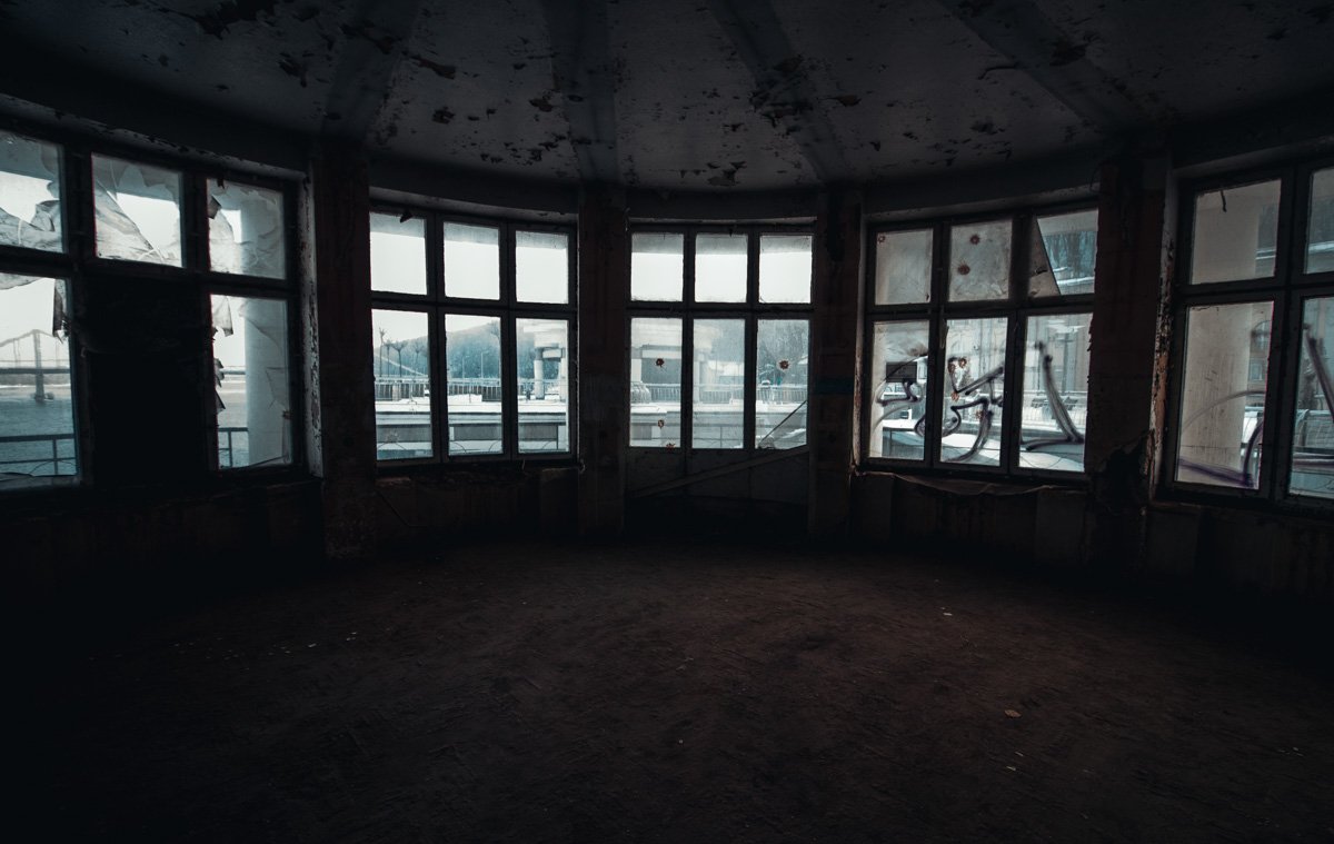 Здесь часто проходят нелегальные "рейвы", ведь атмосфера идеально для них подходит