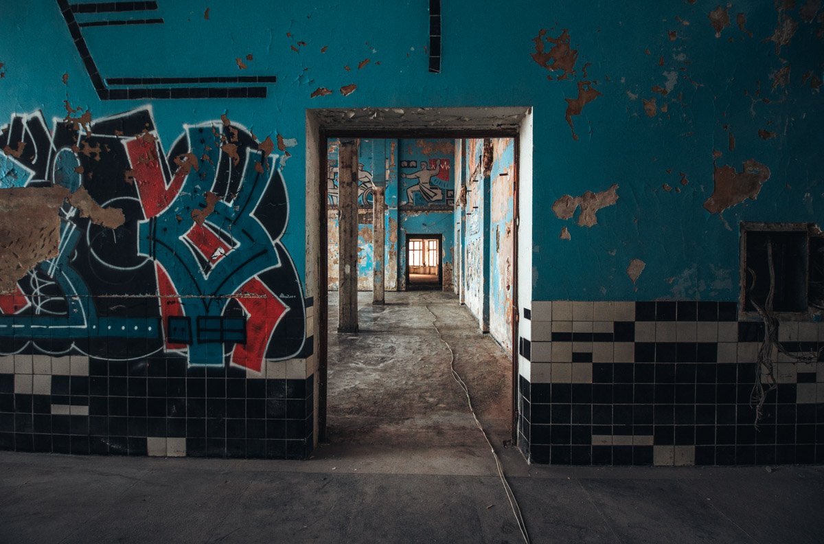 Стены расписаны уличными художниками - это только добавляет антуража и ощущения ненужности этих стен