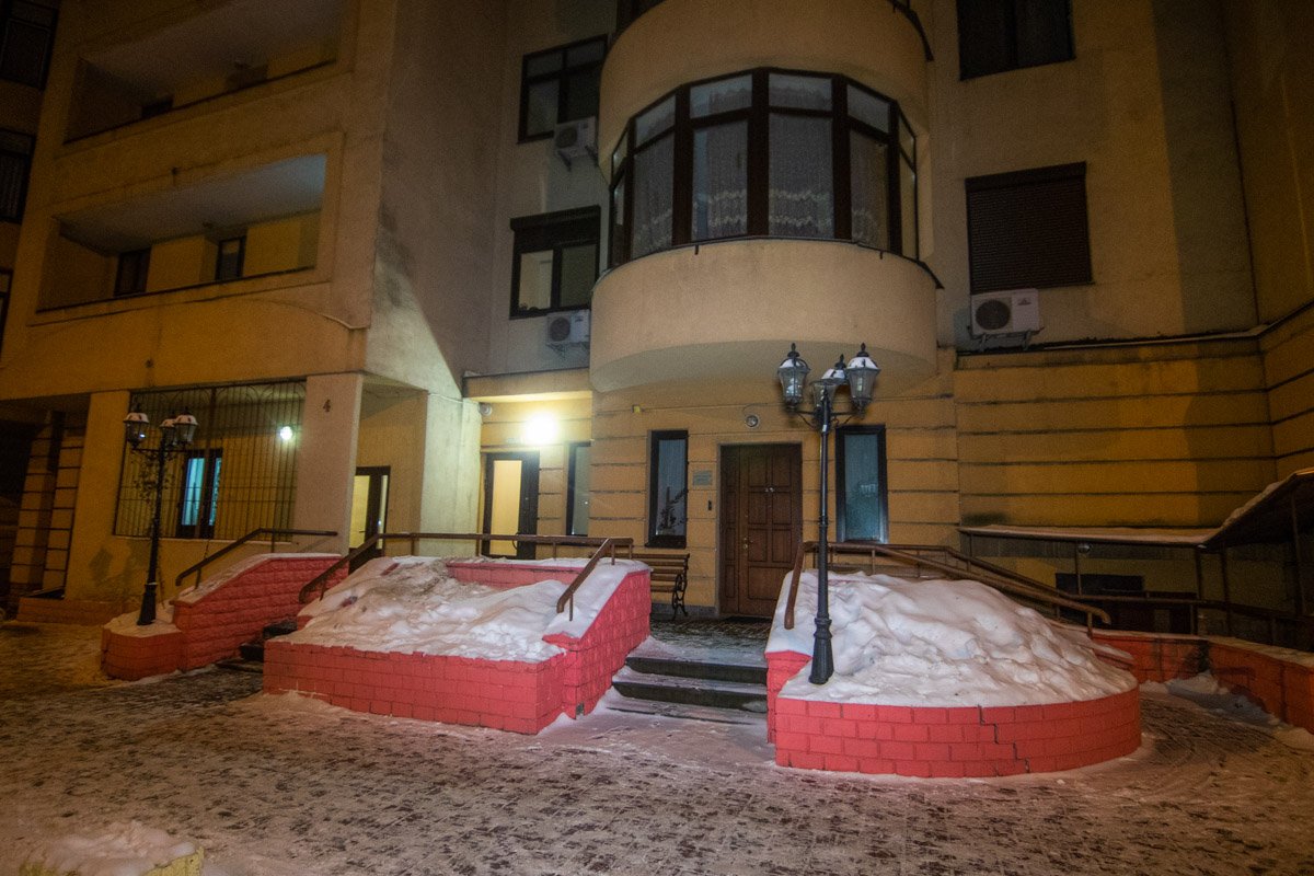 В Киеве из 24 этажа жилого дома по адресу Дмитриевская, 59 выпал парень