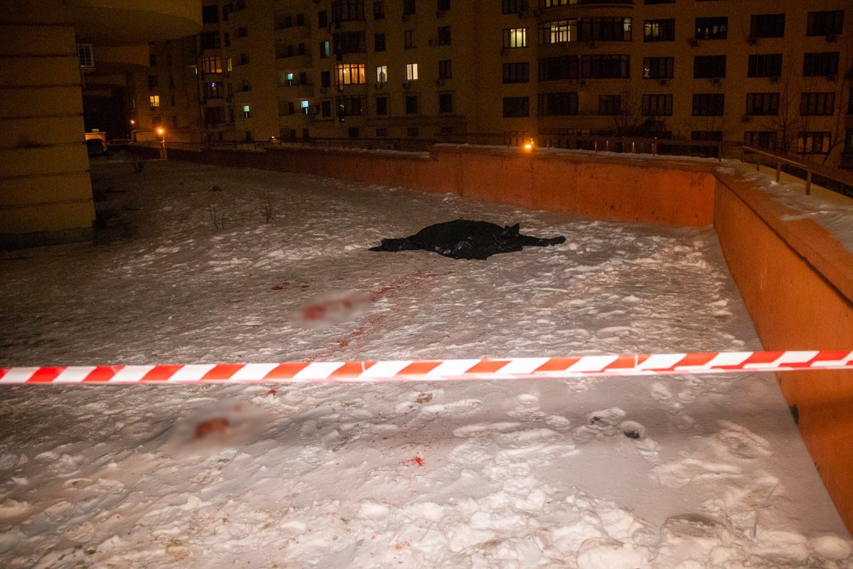 На месте работал экипаж патрульной полиции, "скорая" и следственно-оперативная группа