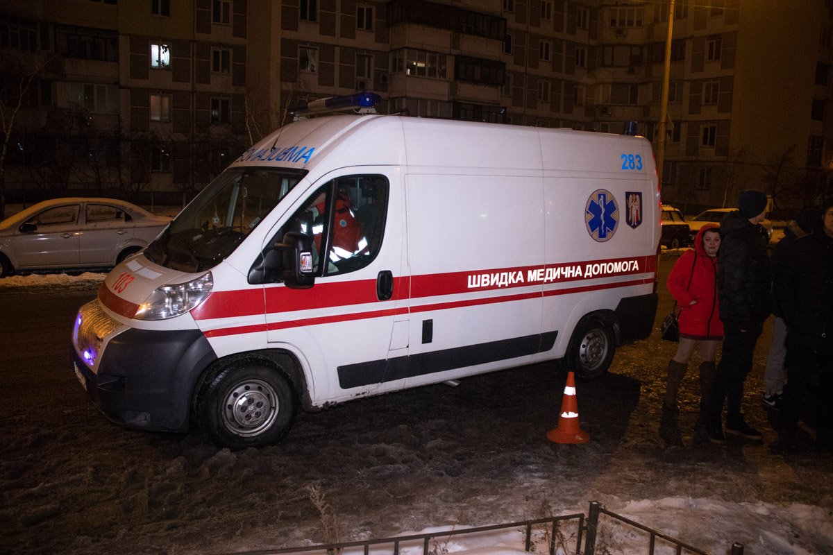 В разгар веселья один из парней начал танцевать лезгинку прямо в заведении