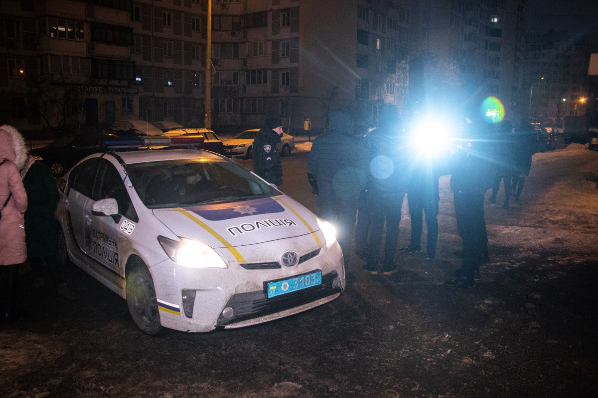 Танец очень не понравился трем мужчинам, которые в этот момент также были в пиццерии